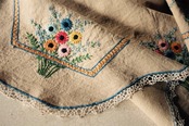 フランスアンティーク 110c 濃密な花束とホームスパンリネン刺繍クロス