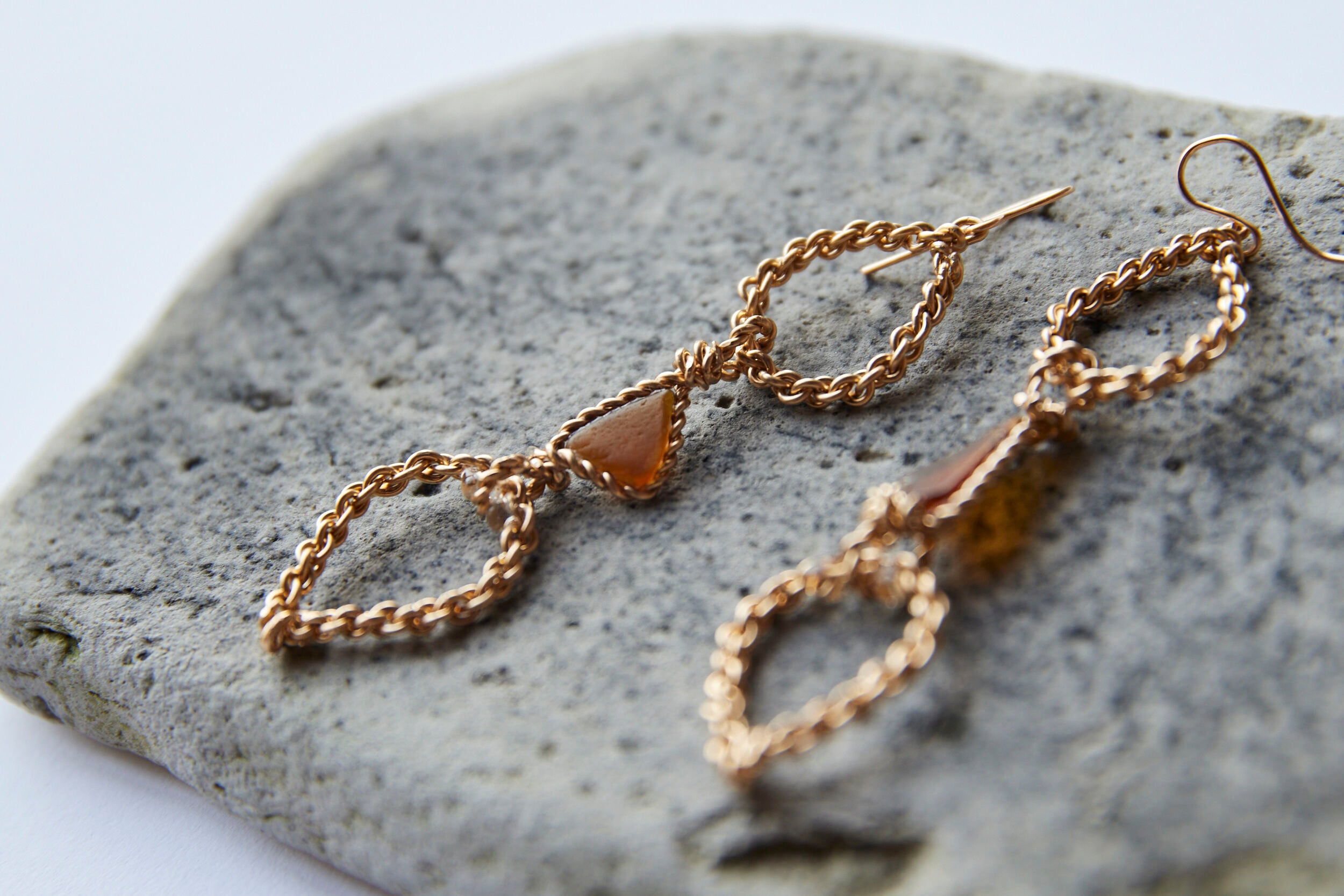 ブラウンシーグラス14kgfしずく編みフックピアス | yuisetouchi