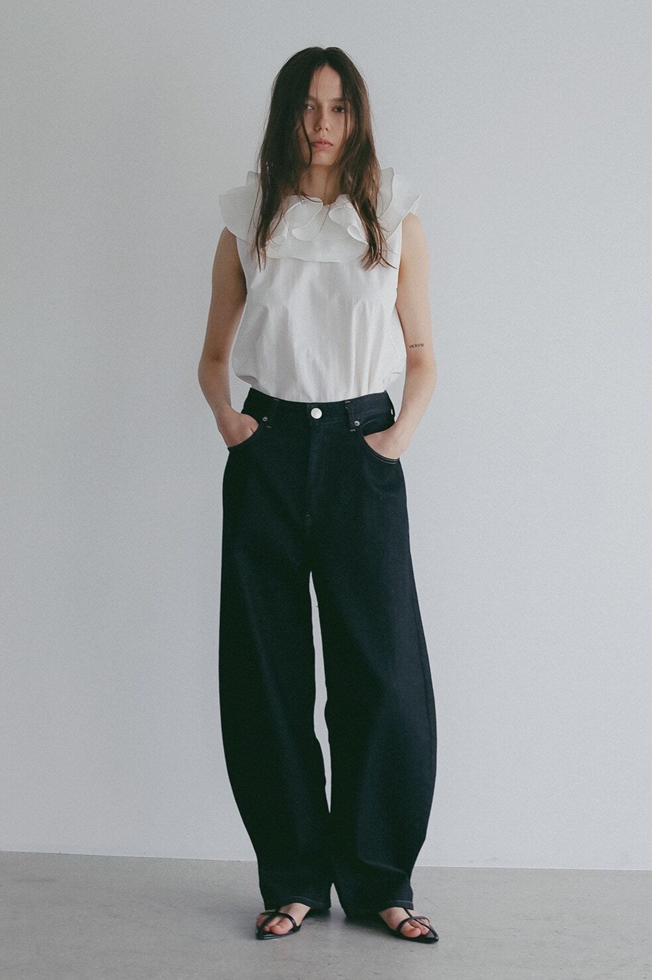 MANOF RUFFLE COLLAR BLOUSE 2色展開