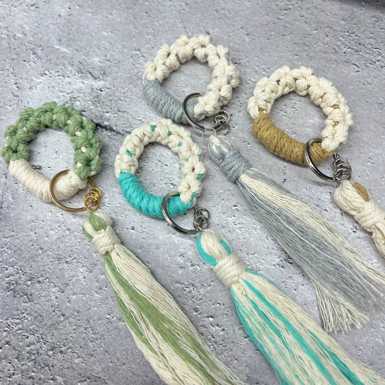 マクラメキーホルダー HANA輪 | トイロ｜水引・羊毛フェルト