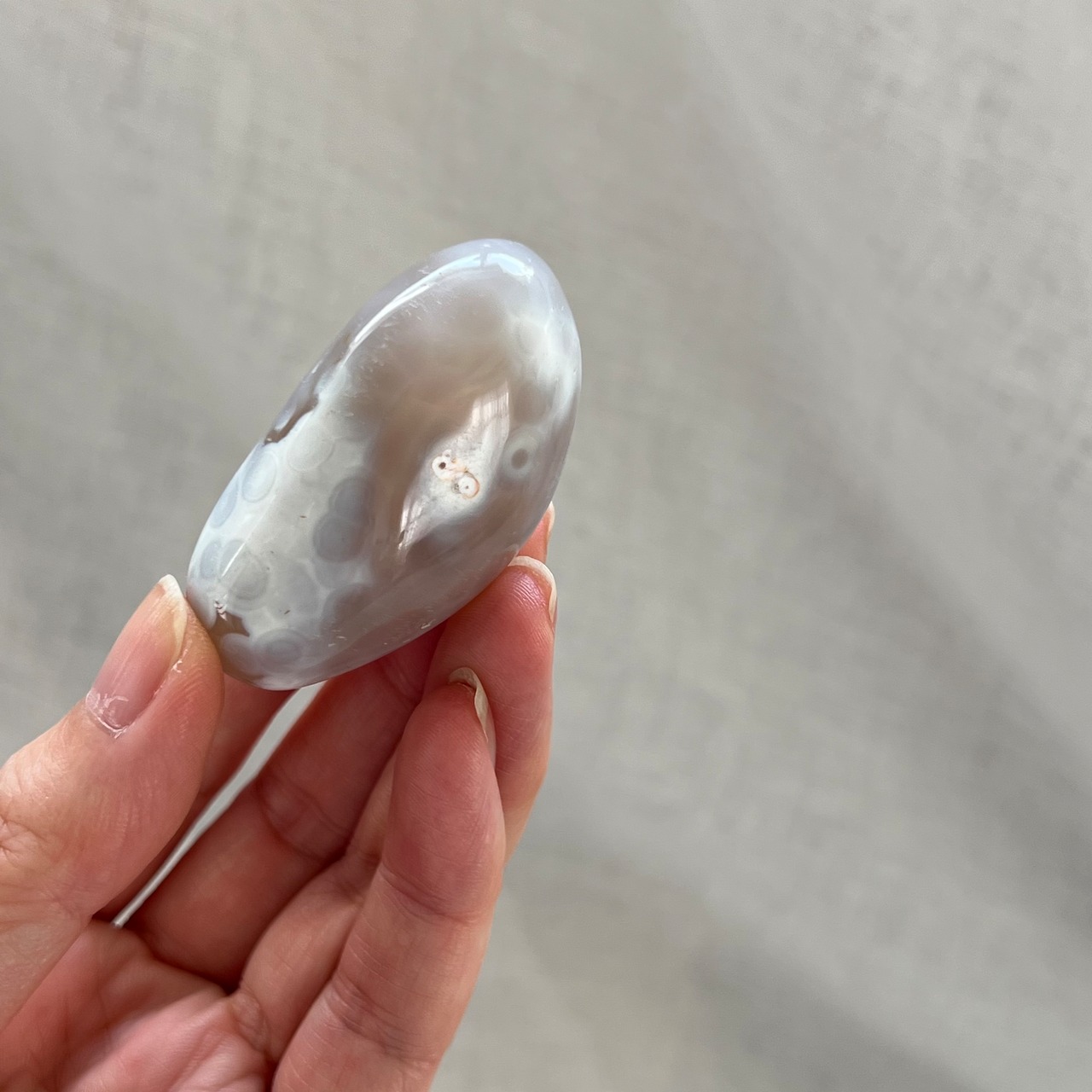 スノーフレークアゲート*ホワイトオルカ*パーム*天然石インテリア*天然石置物*握り石*2303187