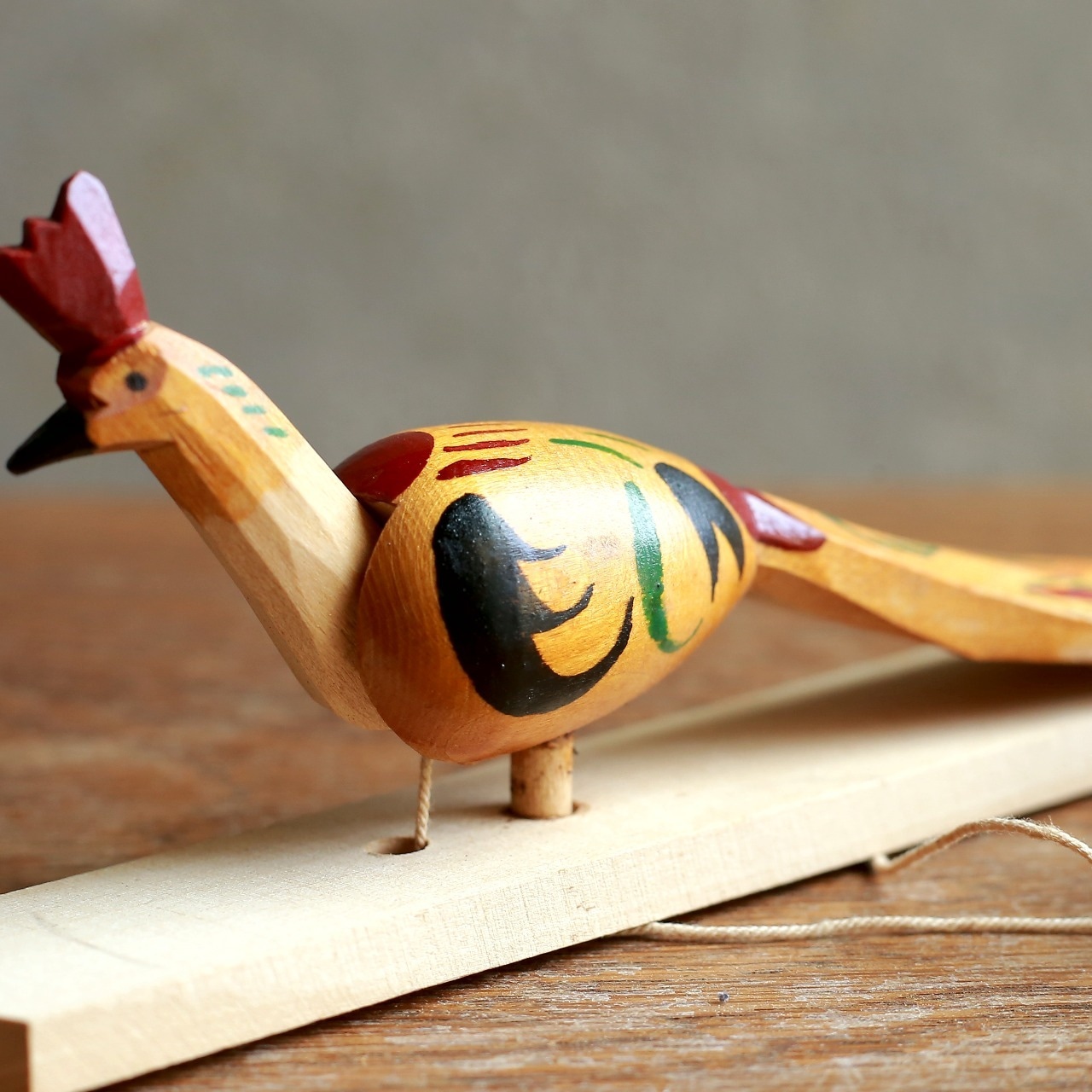 嬉しそうにエサをつつく、カラフルな鳥｜ヴィンテージ 木彫りの仕掛け玩具 つくつく鳥