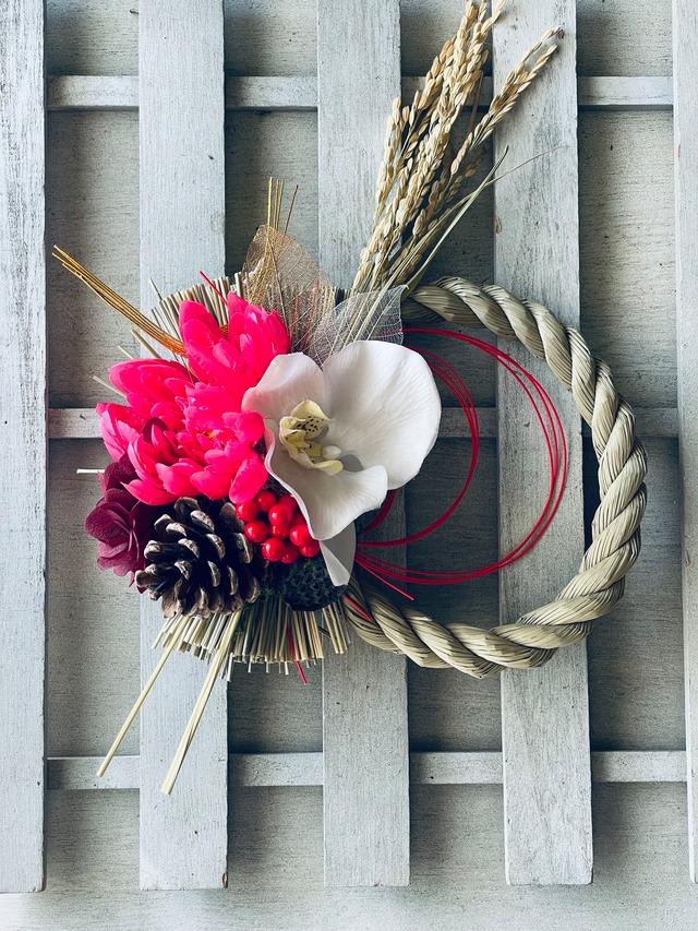 2025年大輪ダリアと胡蝶蘭の華やかなしめ縄　謹賀新年　正月飾り　しめ縄　注連縄　　お正月お飾り　しめなわ　プリザーブドフラワー 　しめ縄　正月飾り　クリスマスリース　胡蝶蘭　お飾り　