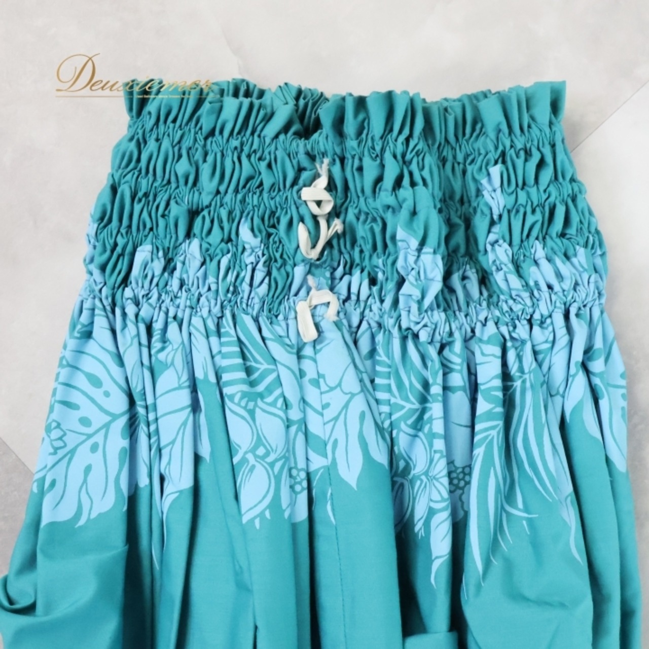 フラダンス 衣装 パウスカート グリーン系 ハイビスカス柄 ハワイアンプリント アロハ ハワイアン レッスン 練習 シングル スカート かわいい さわやか おしゃれ 上品 華やか 鮮やか 花柄 フラワープリント ブルー系 緑 水色 フラ ダンス ハワイ パーティー ドレス フェスティバル かわいいデザイン 軽やか リゾート