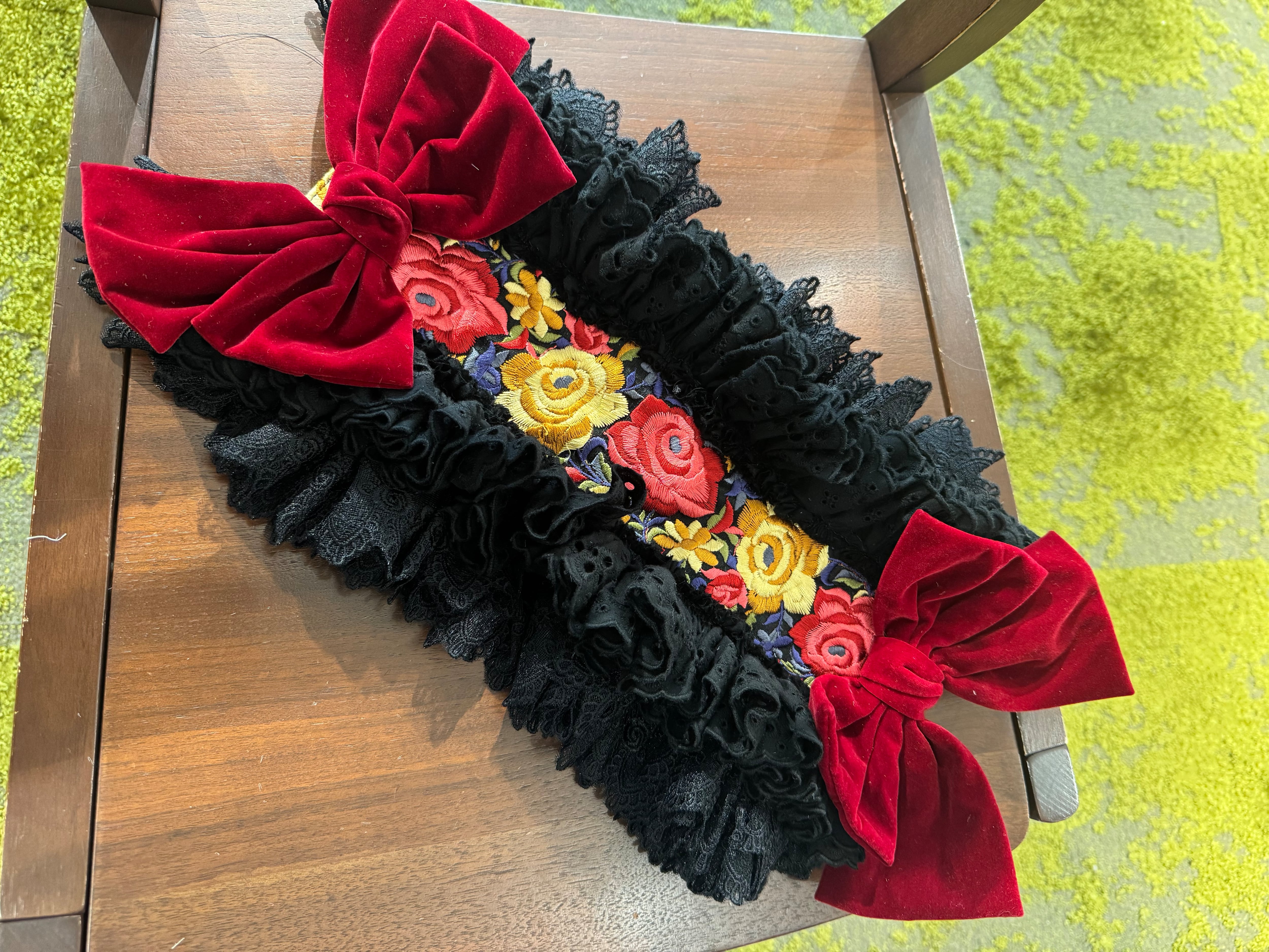 フリル地獄のヘッドドレス 薔薇の刺繍赤リボン | あとりえまどろみ