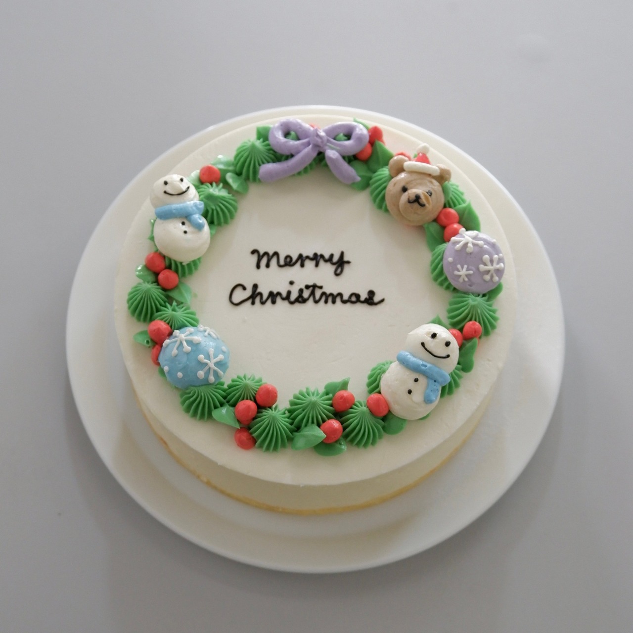 クリスマスリースのホワイトチョコムースケーキ