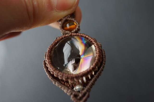 レインボースモーキークォーツ（スモーキーアイリスクォーツ）のマクラメネックレス - 負けない心を -