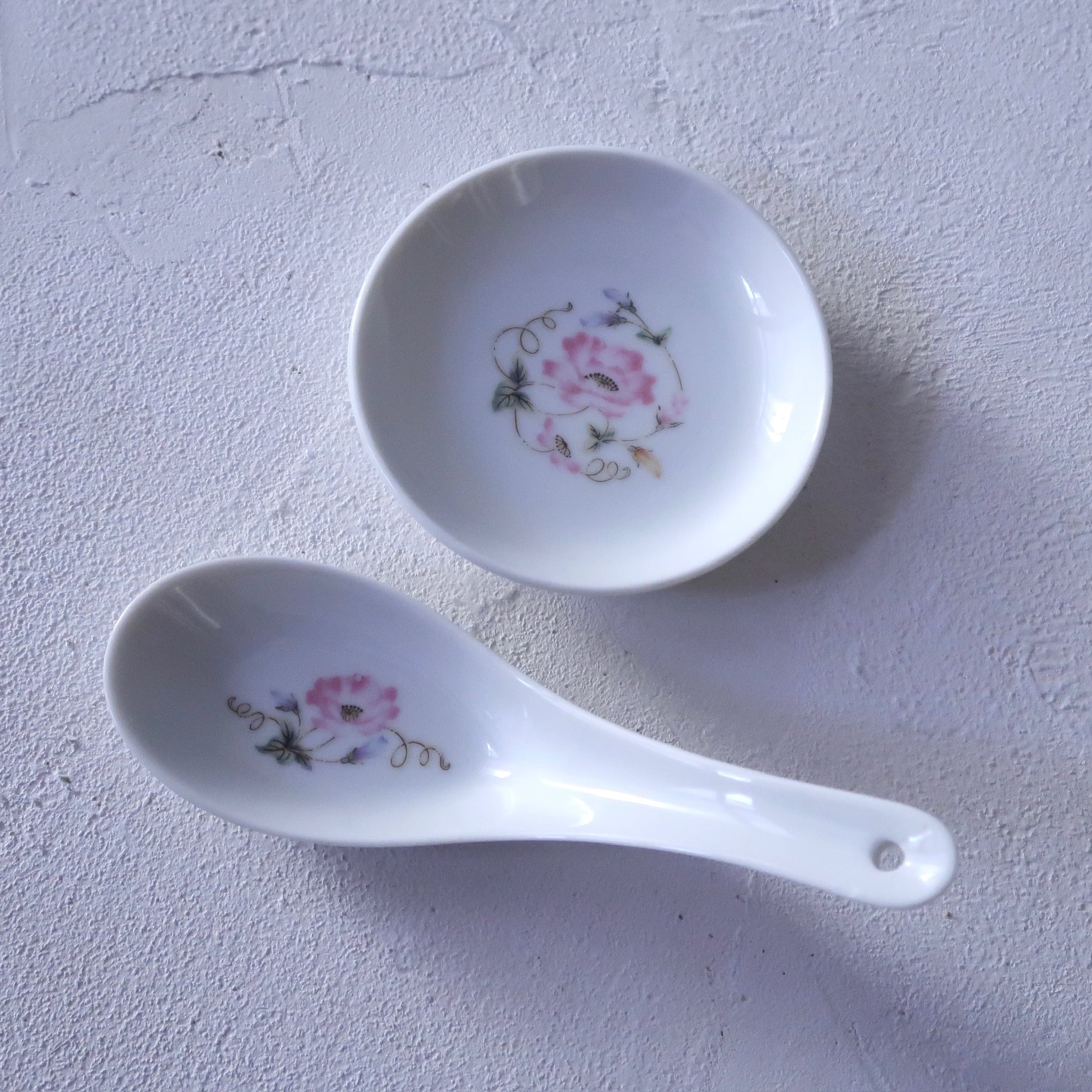 台湾食器】淡いピンクのお花 レンゲと豆皿 | SUISUI