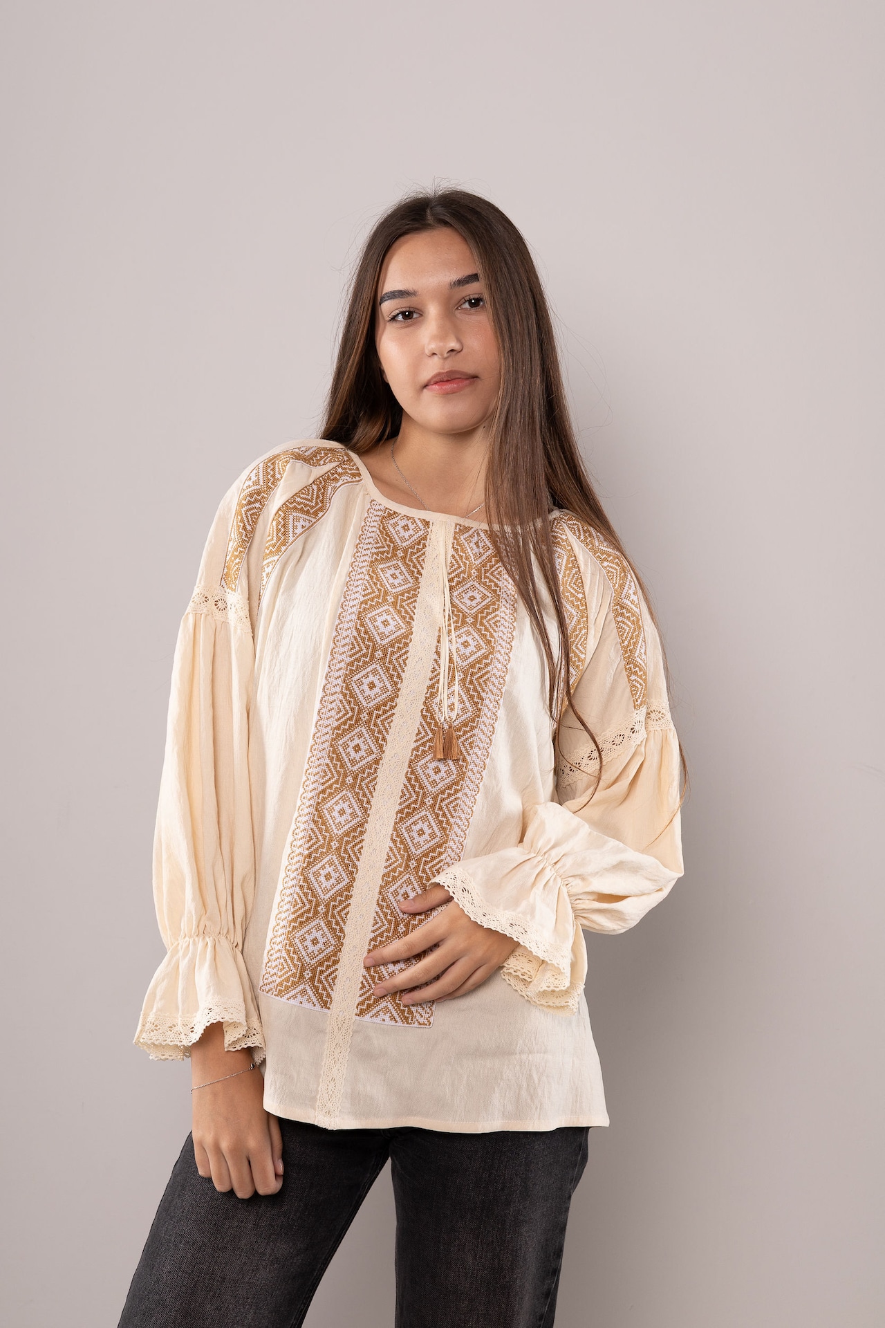 ウクライナ刺繍ヴィシヴァンカ クロスステッチ　手刺繍　ブラウス　麻　レディース・フリーサイズ - 1