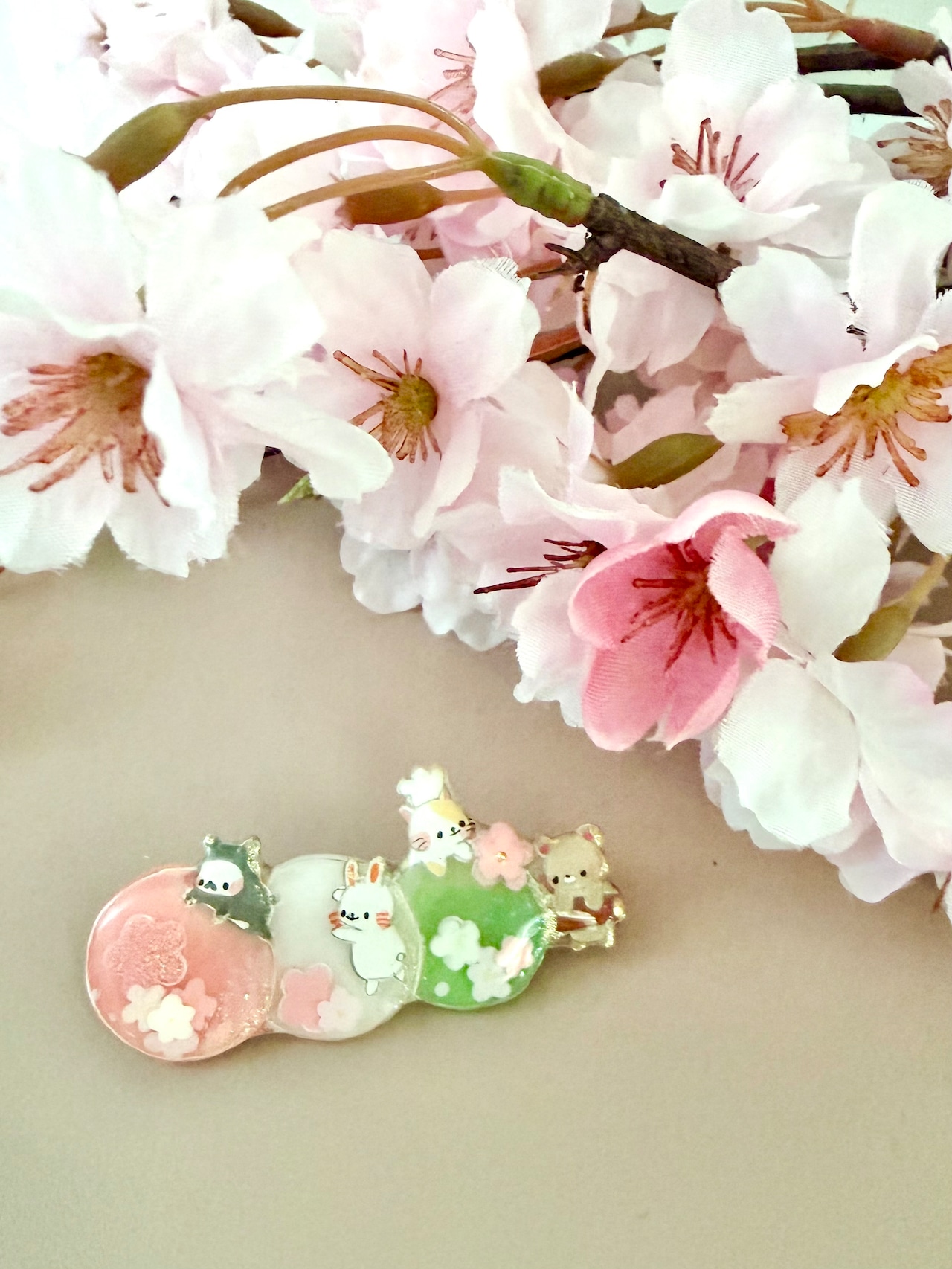 ブローチ『桜も団子も楽しむだる☆』ストーリーカード付き