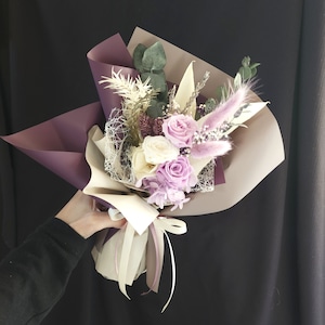 ギフトにもおすすめ！ドライ・プリザーブドフラワーの立てたまま飾れる自立する花束：パープル系のブーケ