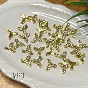 【2個】ホエールテールラインストーン付きカボション/レジン