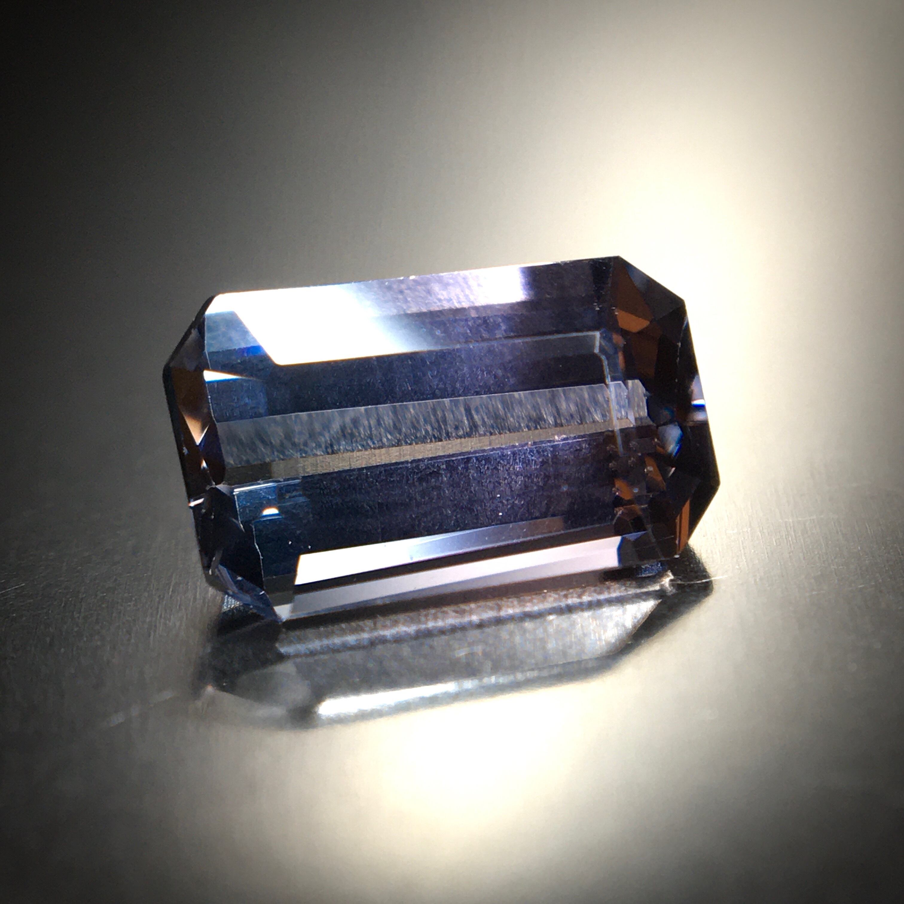 メタリックなグラデーション 0.98ct 希少石 天然バイカラー スピネル | Frederick’s Gems&Jewelry