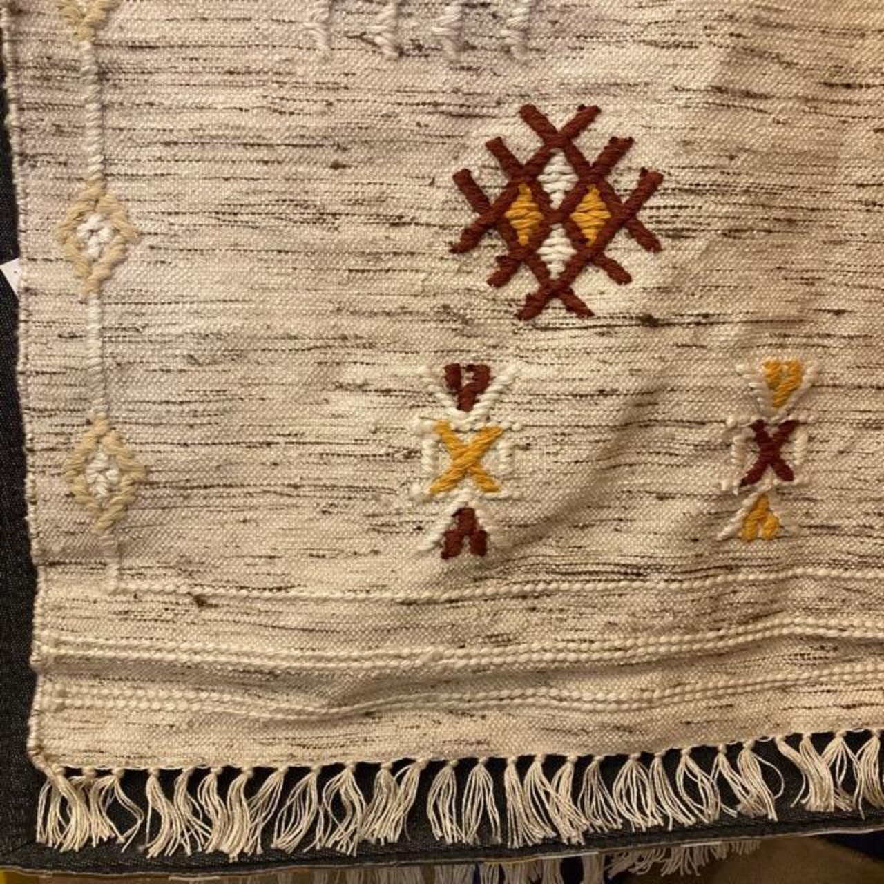 TOPANGA Homefurnishing　トライバルエンブロイダリーウールフロアラグマット　アイボリー　140×200cm　フロアマット　羊毛　刺繍　二人掛けソファ
