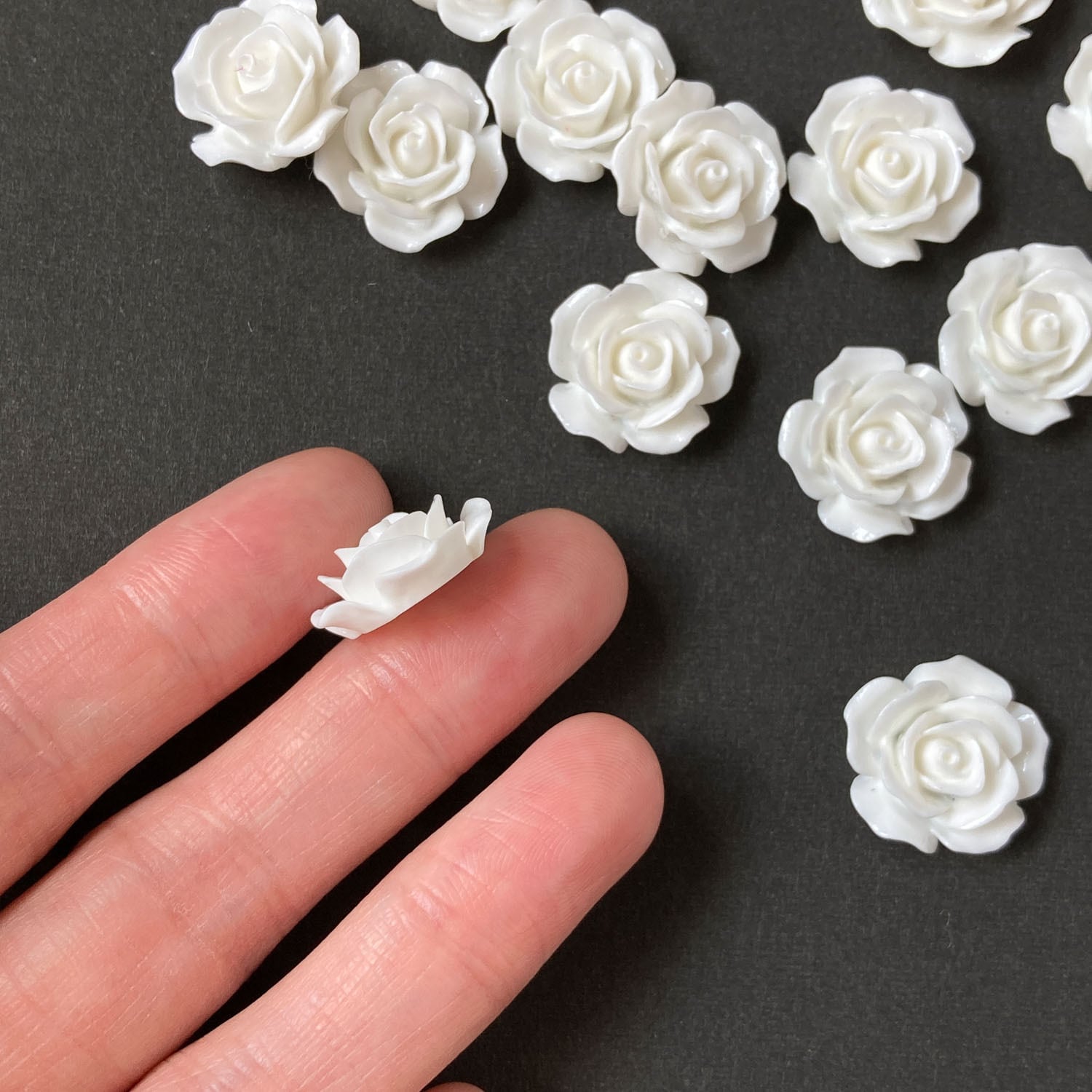 オンライン限定》白バラのカボション | Dua-アクセサリーパーツショップ