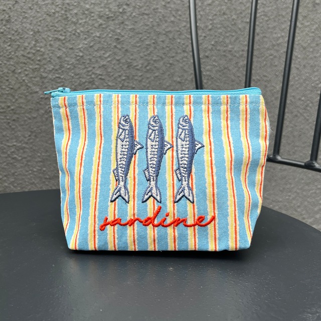 新商品《魚/イワシ》ポーチ サーディン 小魚 刺繍モチーフ ストライプ 舟形ポーチ ブルー