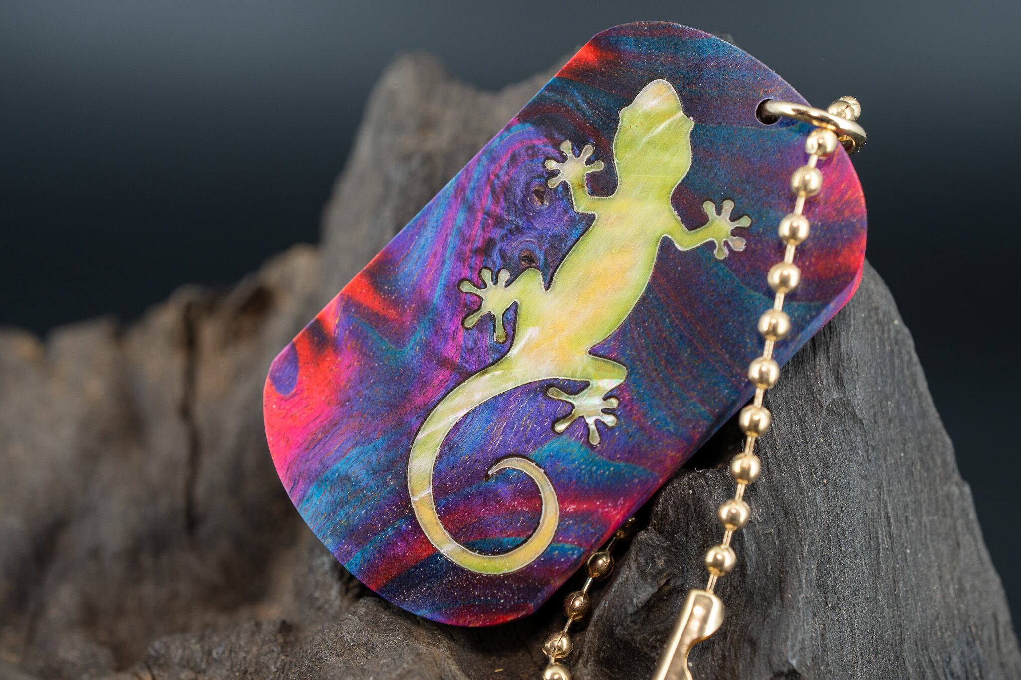 【カナダの象徴】ハードメープル 瘤杢 スタビライズウッド ドッグタグ 象嵌 木登りトカゲ