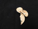 パール色のデザインブローチ（ビンテージ ）vintage brooch