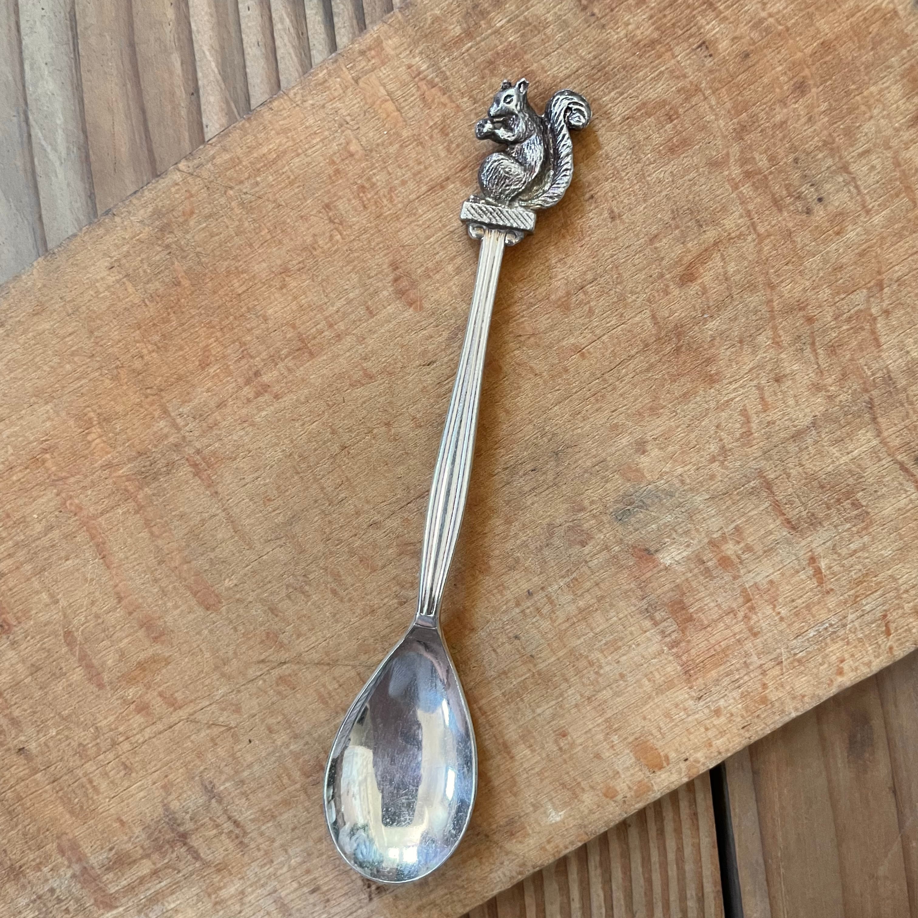 木の実を頬張るりすのティースプーン