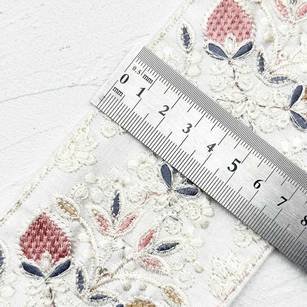 ストロベリー [布ホワイト]インド刺繍リボン 3039 | インド刺繍リボン