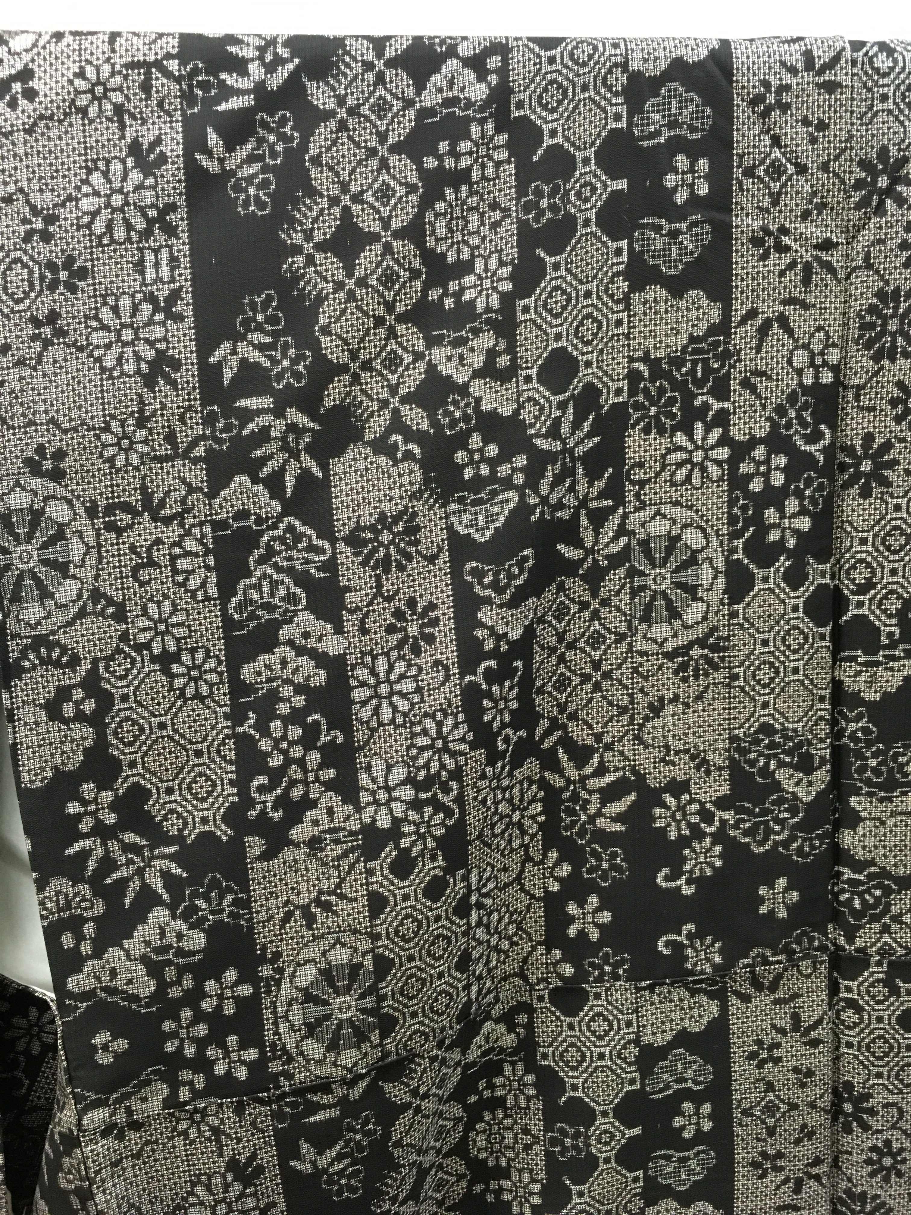 大島紬袷（黒地柄入縞）