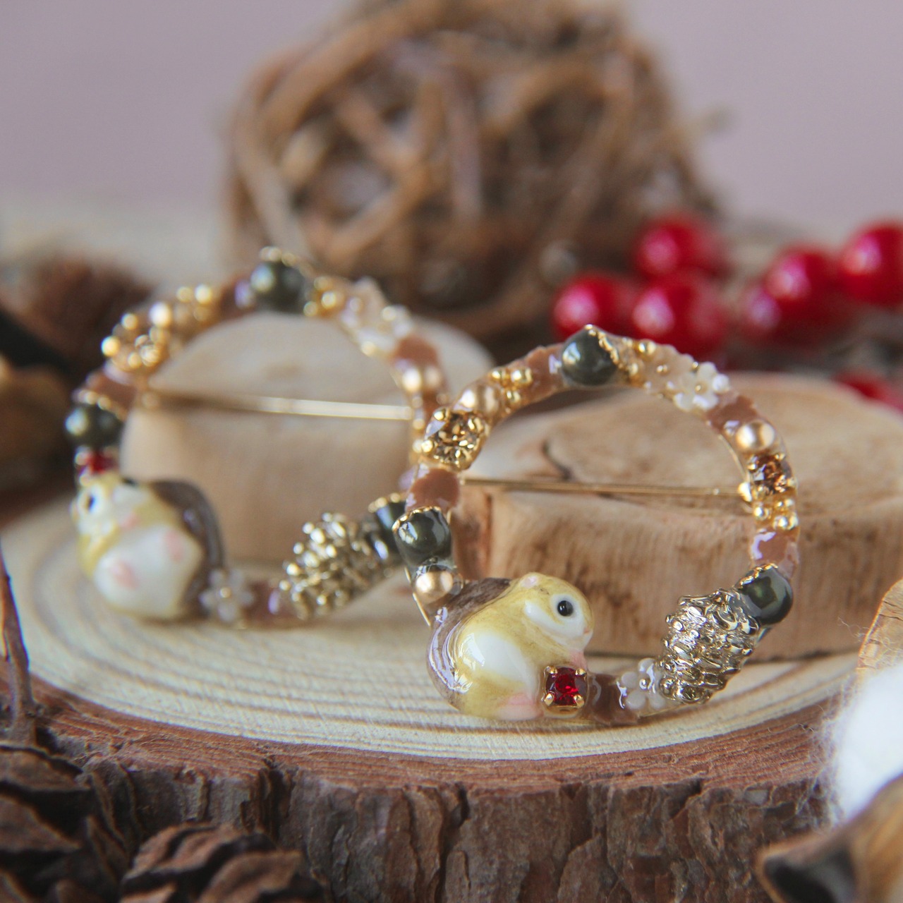 小さいシマリスリースブローチ