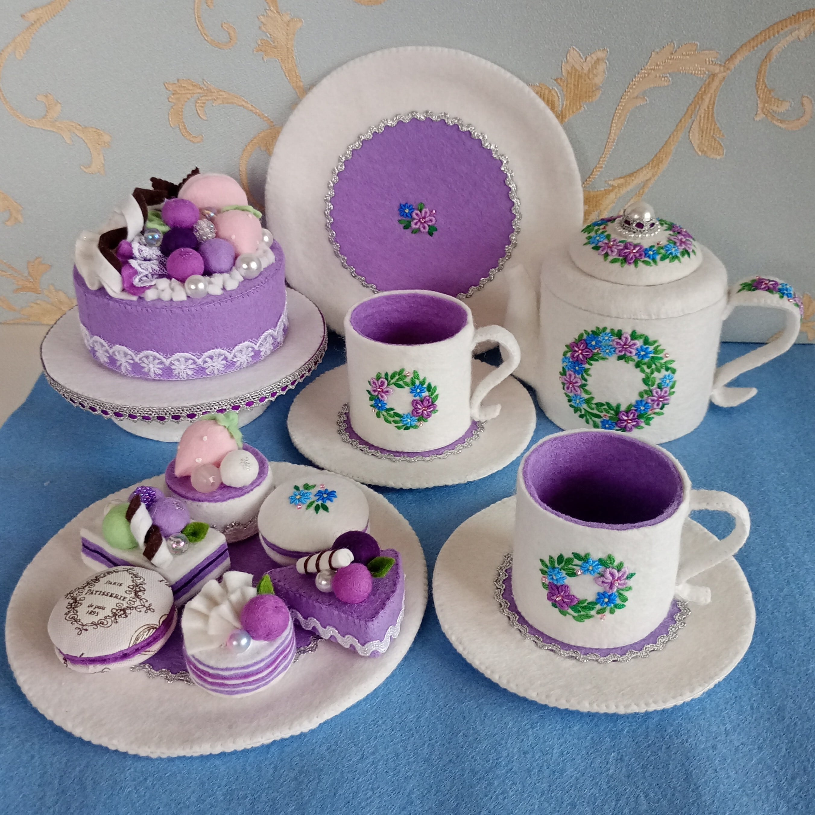カナの青い箱【フェルト＆刺繍のおままごと】