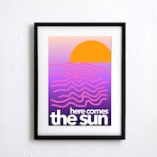 北欧ミッドセンチュリー調サンセットアートポスター『Here Comes The Sun』|ミニマルな波と太陽のグラフィック:|A3ポスター
