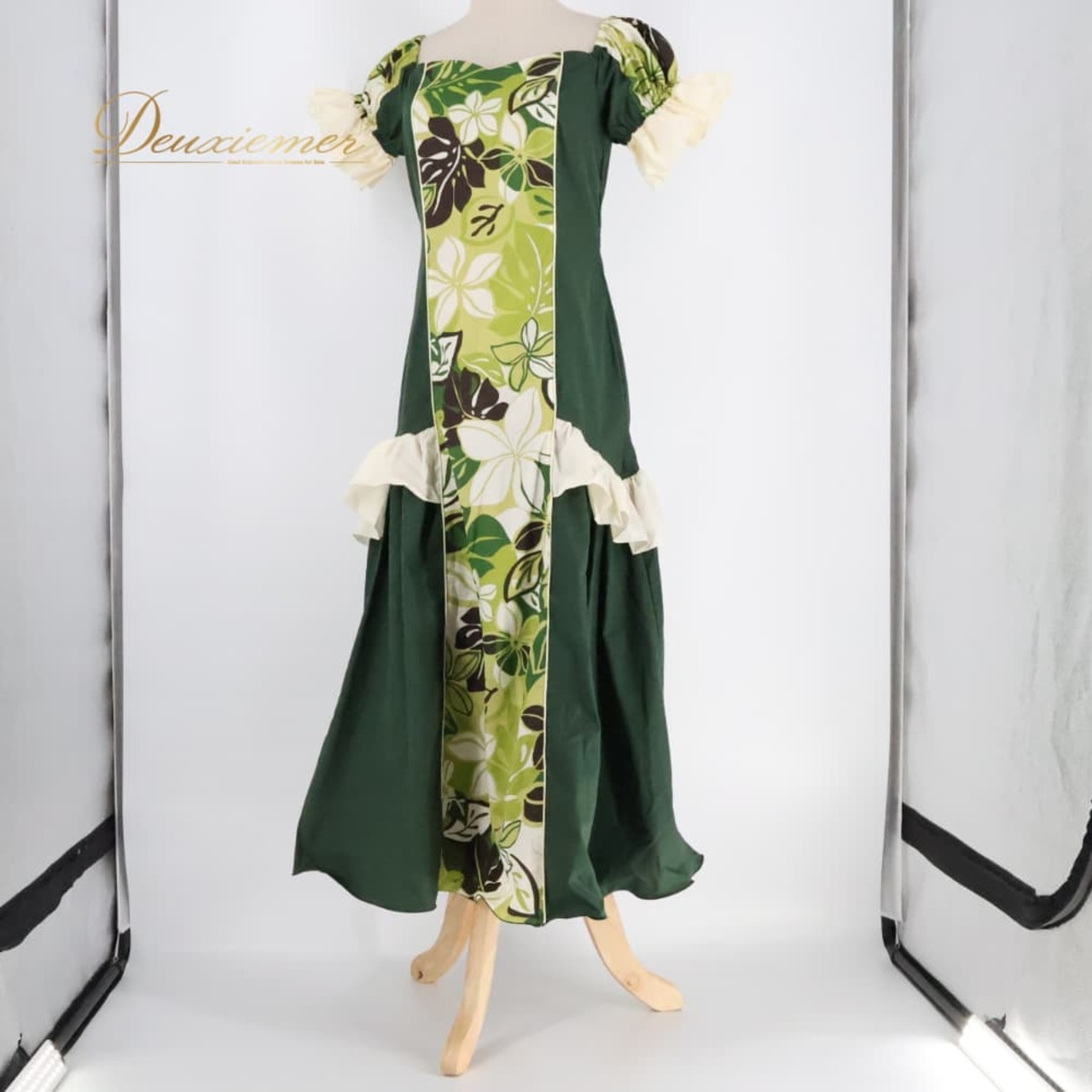 フラダンス 衣装 ALOHA STANDARDS アロハスタンダード ワンピース ドレス グリーン系 日本製 フリル パフスリーブ 花柄 葉っぱ柄 かわいい 華やか 鮮やか 明るい 緑 白 茶 ハワイアン アロハ ダンス レッスン 練習 ホワイト系 ブラウン系