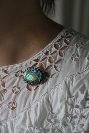 玉虫色、孔雀貝のオーバルブローチ-antique shell oval brooch