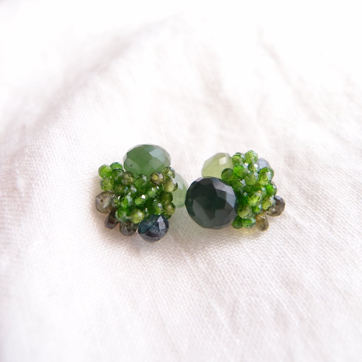 【天然石刺繍/ピアス】 serpentine × tourmaline × chromediopside × kyanite