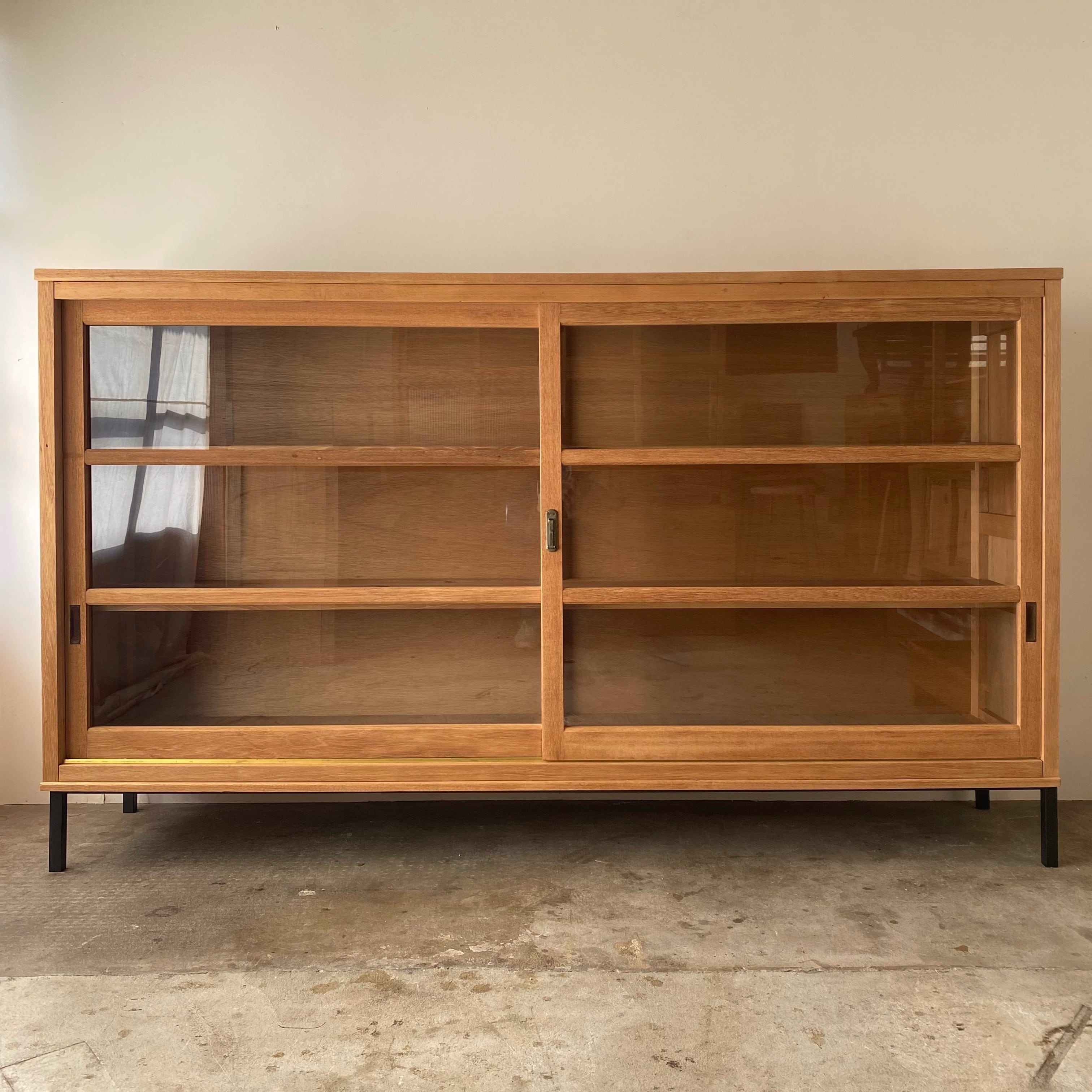 鉄脚のキャビネット　0975