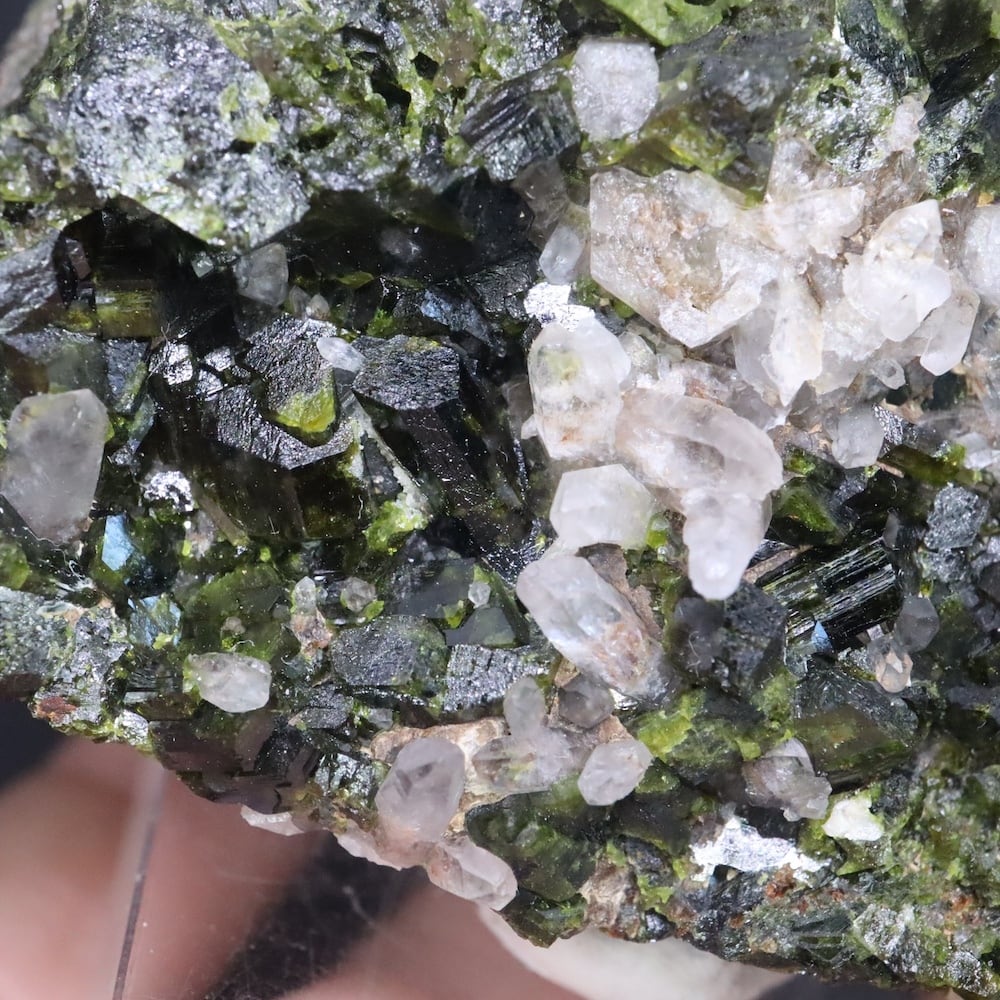 奇跡の共生石！エピドート＆クリスタル原石①　唯一無二の高波動パワーストーン エピドート 緑簾石 クォーツ水晶 150g EPD063 原石 鉱物 天然石