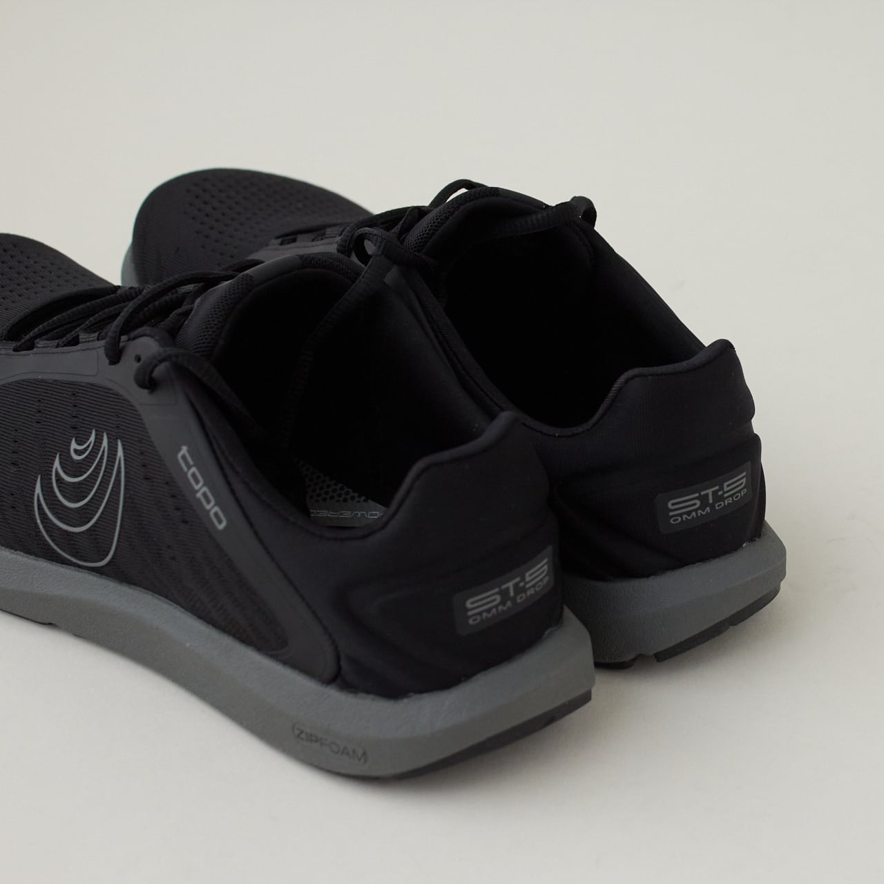 Topo Athletic（トポ アスレチック）ST-5 -Black/Charcoal MEN'S