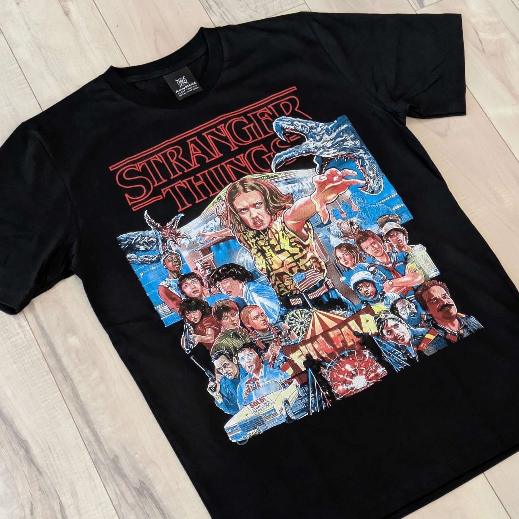 【 Stranger Things / ストレンジャーシングス  】ストレンジャーシングスSeason3 広告PRイラストデザイン / Tシャツ〚アメリカン雑貨 アメトイ〛