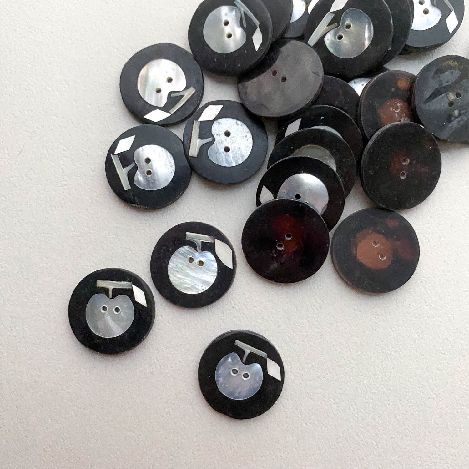 リンゴ模様のラウンドシェルボタン(22mm)