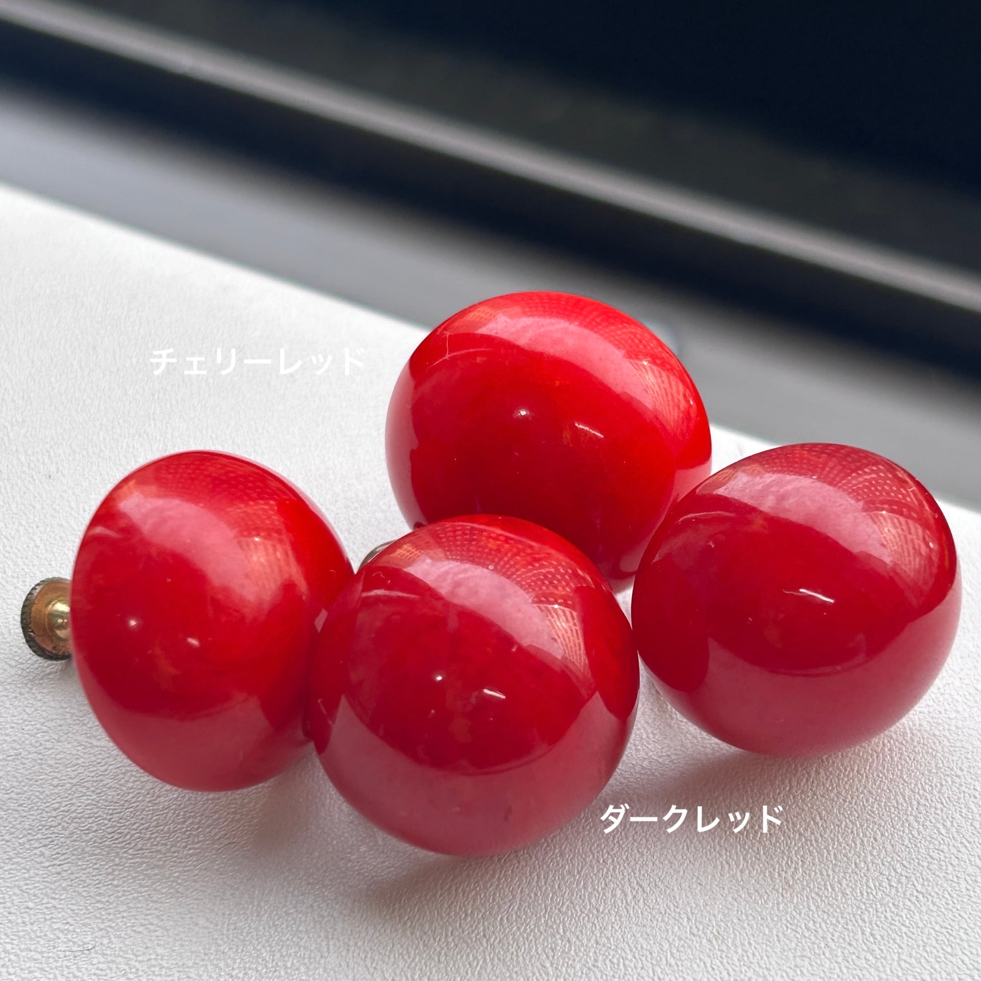 BAKELITE ダークレッドベークライトドームイヤリング | Milo Antiques