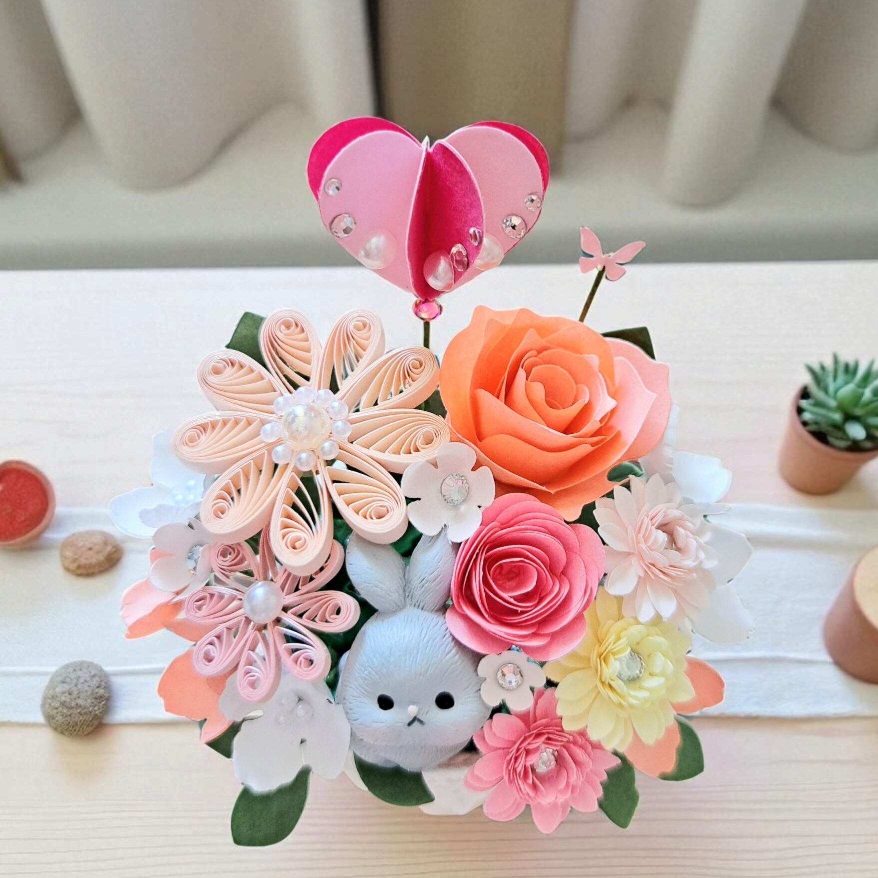 ちょこんとうさぎちゃんが覗いてる♡ ピンクの可愛いフラワーアレンジ