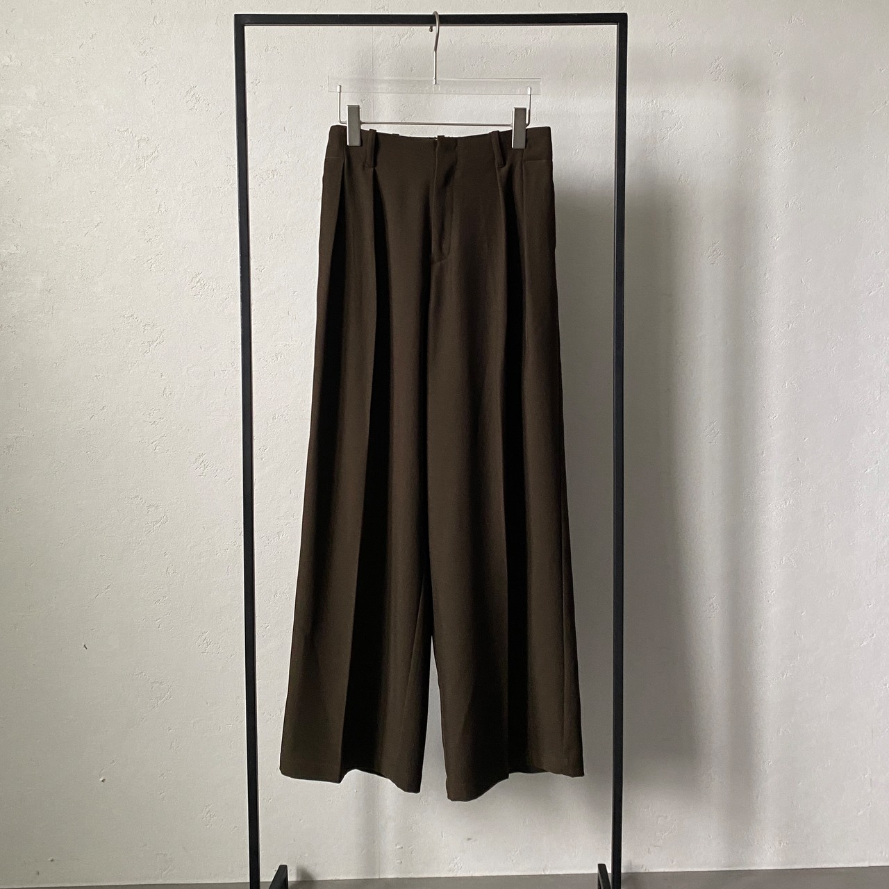【受注予約：11月上旬入荷予定】アーバンツイルハイウエストタックPT/カーキブラウン