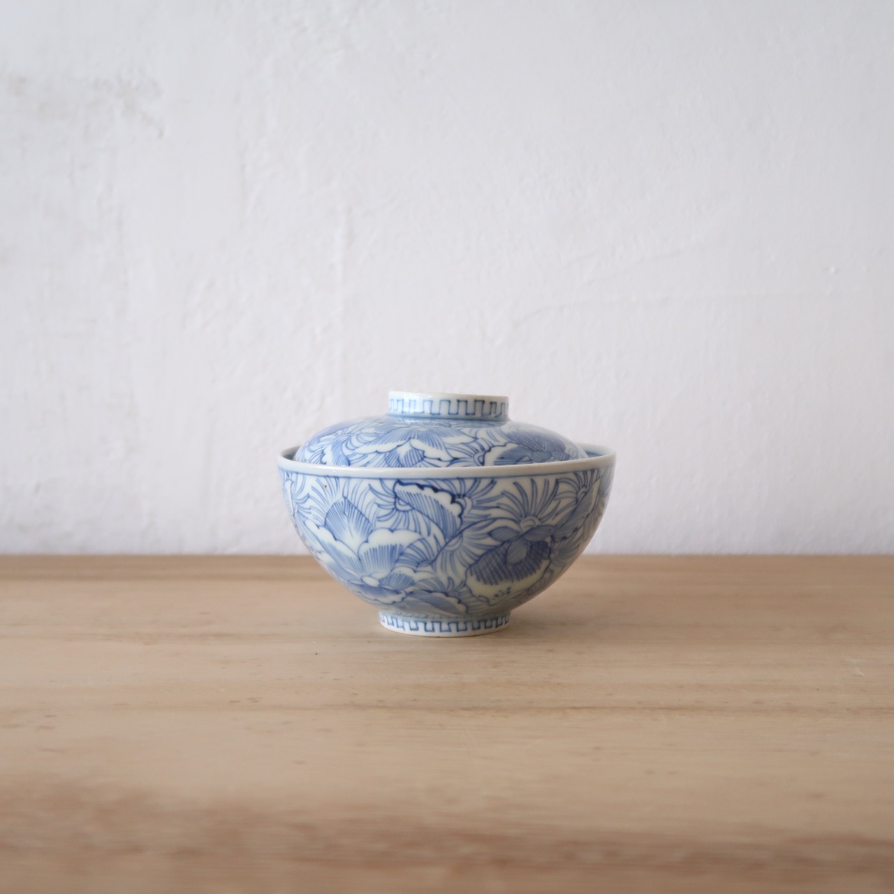 お花の染付の蓋物