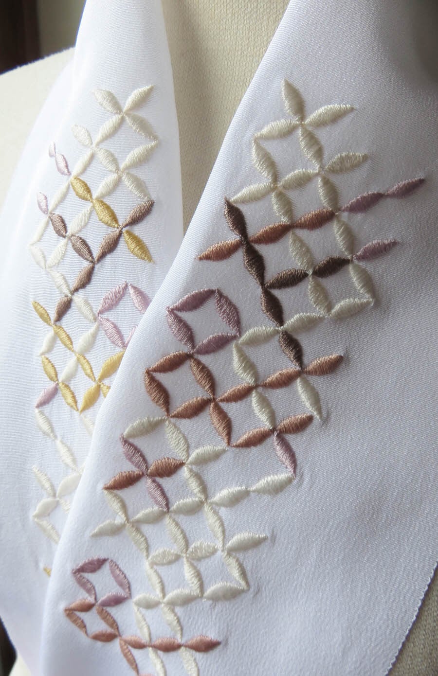 オプション：布変更→塩瀬（丹後ちりめん絹交織）塩瀬に刺繍します