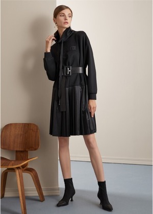 ブラック　タートルネック　異素材ドッキング　フレアスカート　スウェット ipd0331 