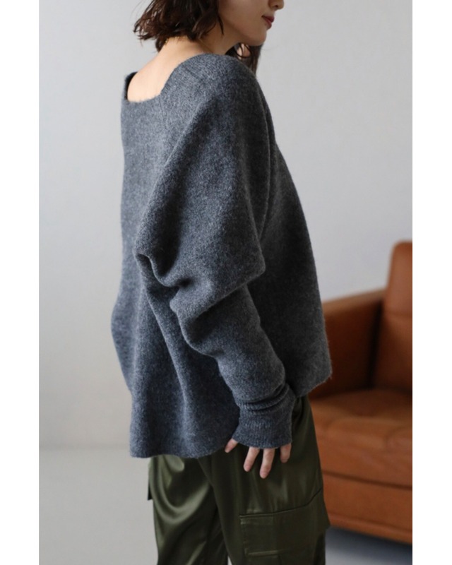 アームウォーマー付きVネックニット