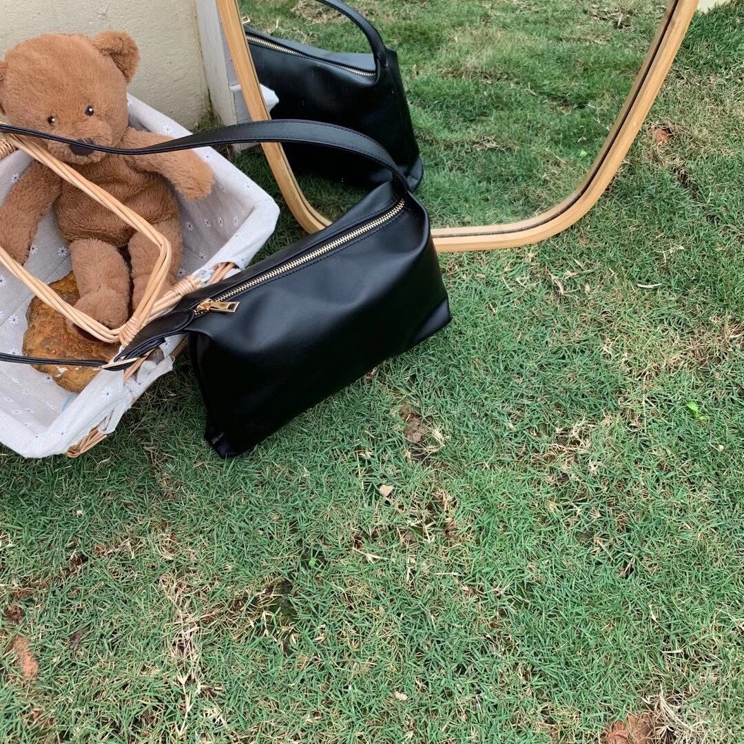 シンプルショルダーバッグ