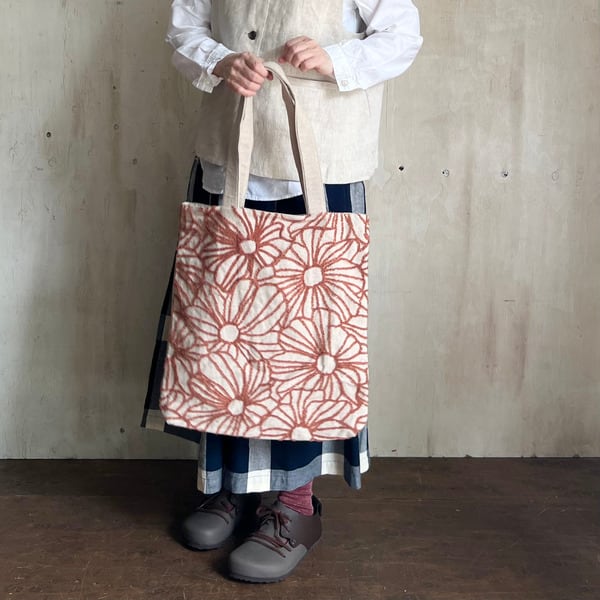 もこもことした表情が可愛い サガラ刺繍トート /PARAVI DESIGNS