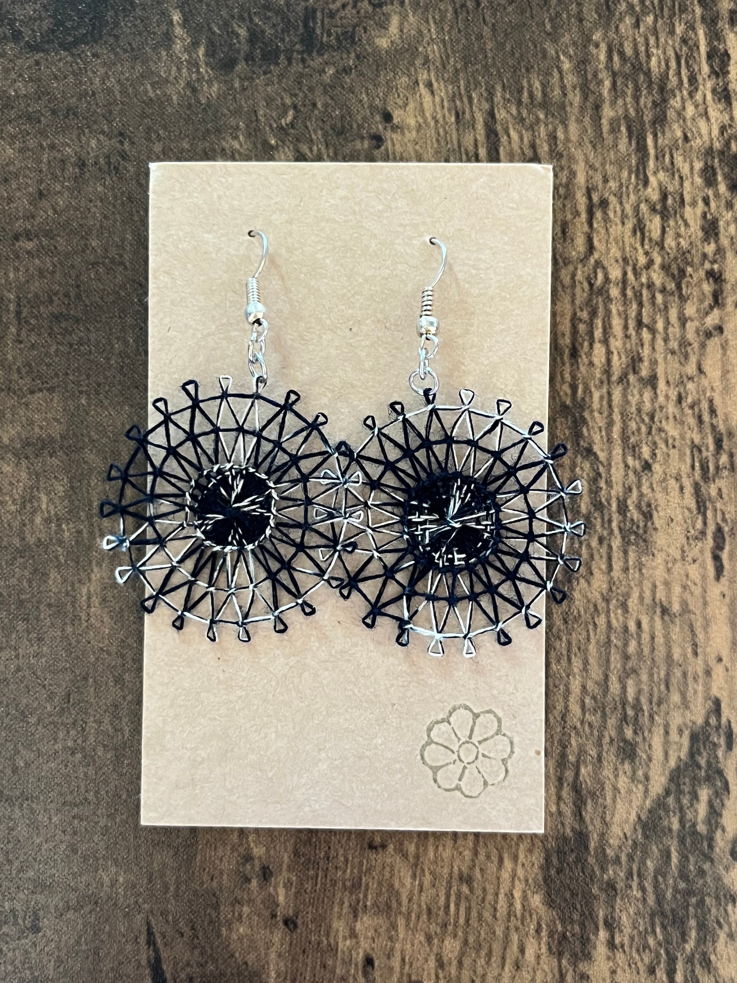 藍染め糸のニャンドゥティピアス