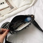 バッグ 千鳥模様 ミニショルダーバッグ ミニバッグ 小さめ コンパクト 軽量 軽い 旅行 お出かけ おしゃれ アクセント 肩掛け スタイリッシュ 小物収納 かわいい 可愛い 普段使い レディースファッション ポーチ付き【cw-a-6383】