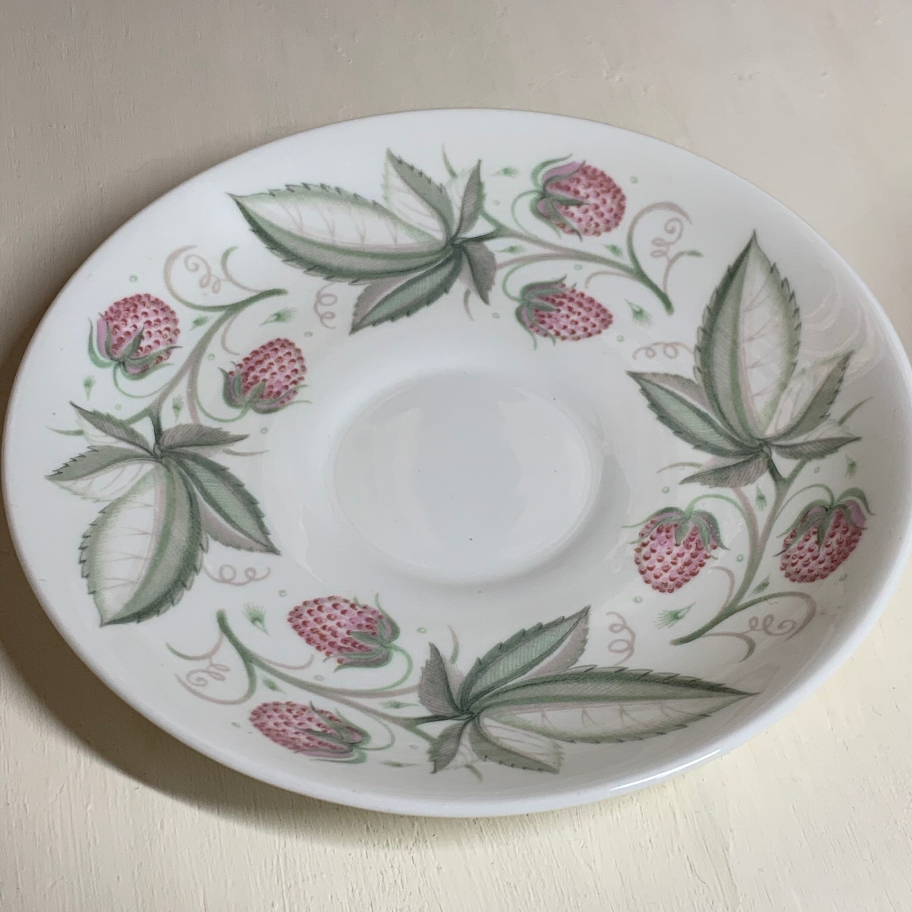 スージークーパー「ワイルドストロベリー カップ＆ソーサー」イギリス