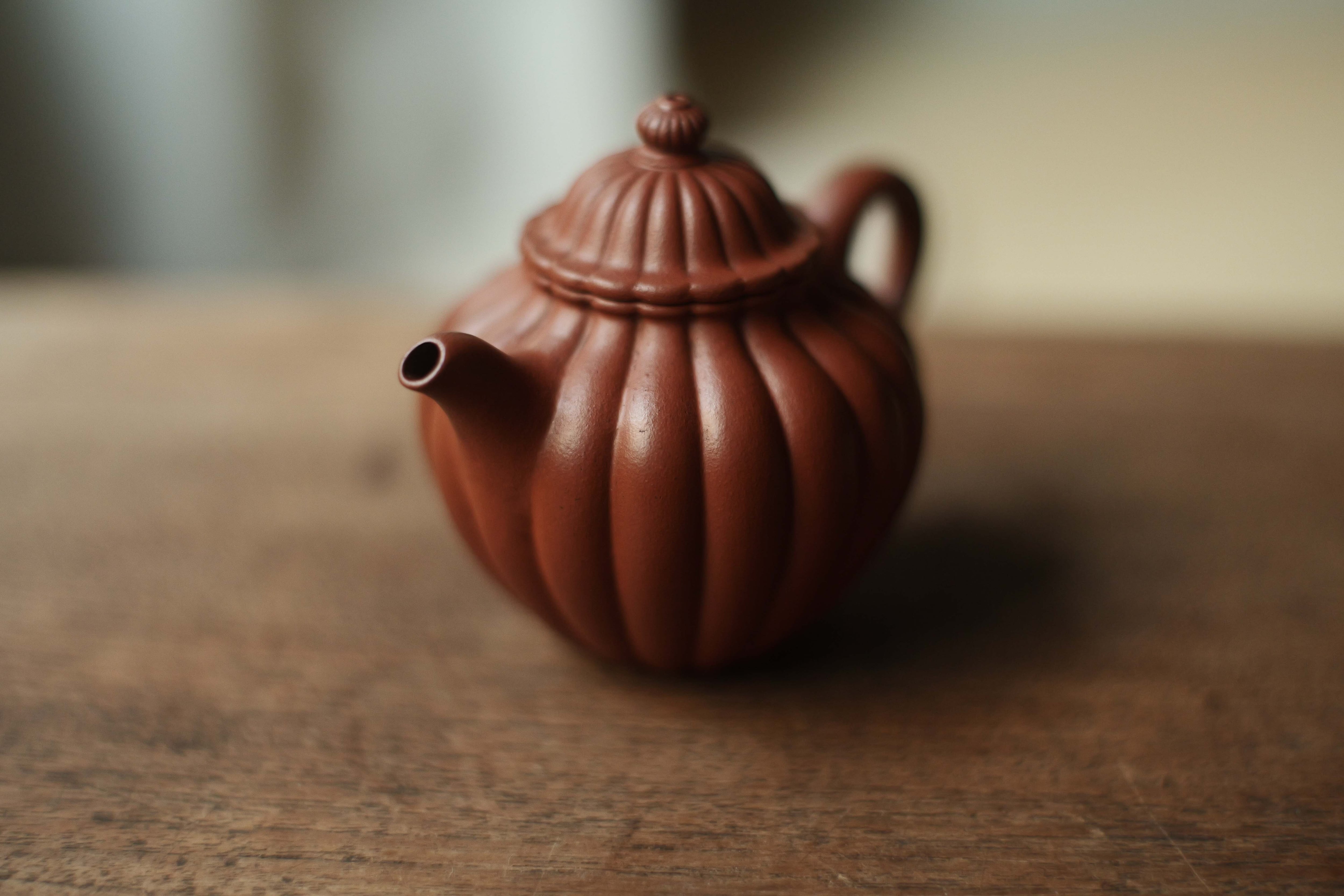 ヴィンテージ 宜興紫砂壺「菊弁・秋水式」（約120cc）・朱泥 | 北白川