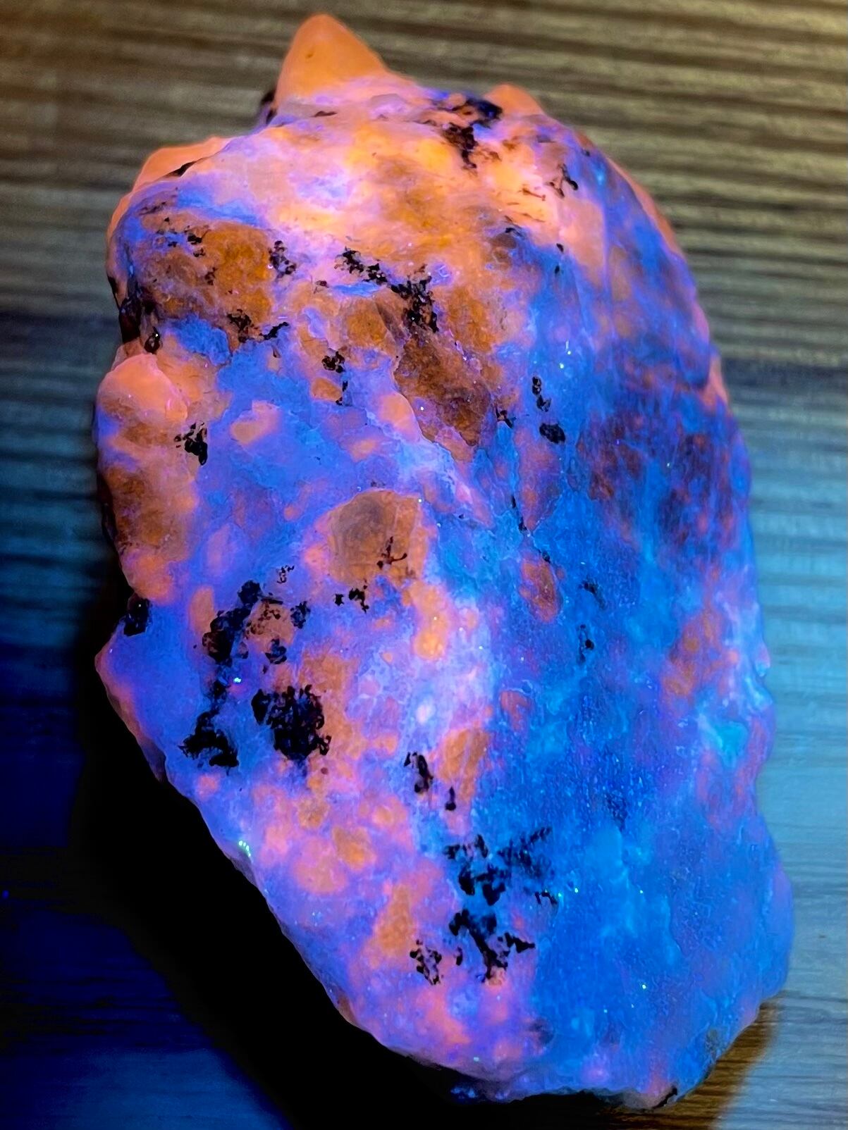 1) 蛍光「ソーダライト」原石 | レムリアの太陽